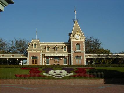 Entrance to Disneyland<br>Location: <a href="https://www.google.com/maps/search/?api=1&query=33.80964,-117.91898" target="_new">Disneyland</a>